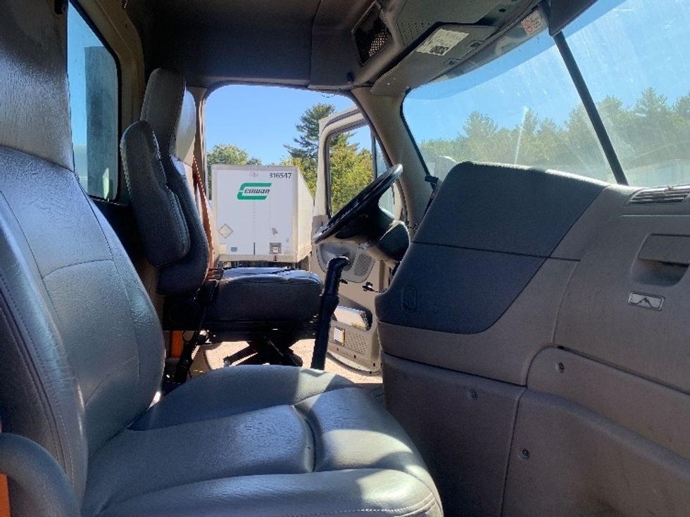 Day Cab Tractor-Heavy Duty Tractors-Freightliner-2019-Cascadia 12564ST-Franklin-MA-451,393\n\t\tmiles-$ 30,250 - Image 14