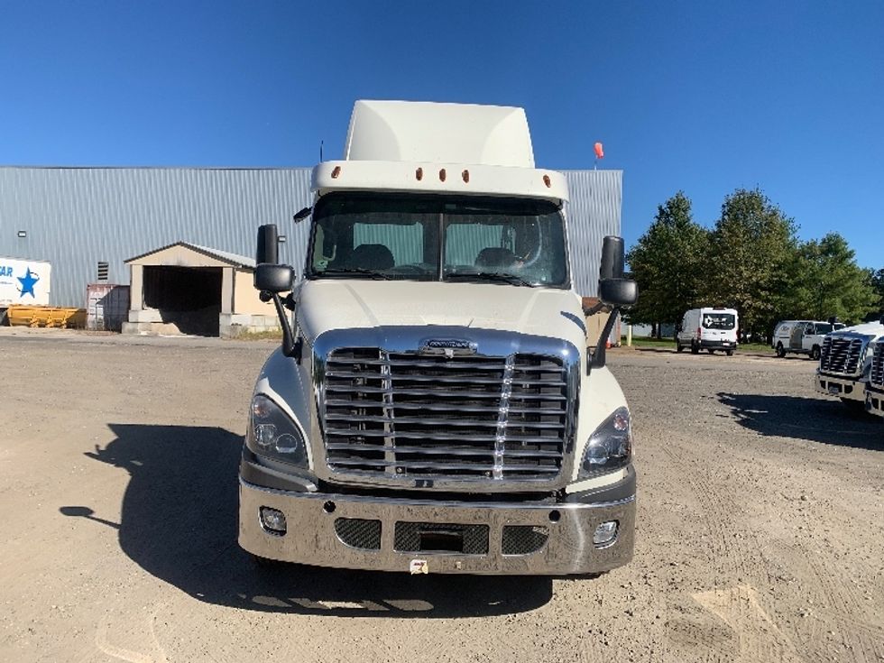 Day Cab Tractor-Heavy Duty Tractors-Freightliner-2019-Cascadia 12564ST-Franklin-MA-451,393\n\t\tmiles-$ 30,250 - Image 2
