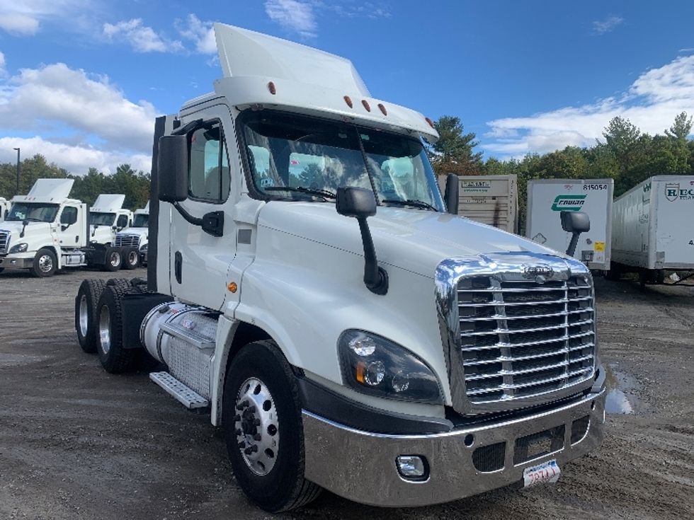 Day Cab Tractor-Heavy Duty Tractors-Freightliner-2019-Cascadia 12564ST-Franklin-MA-465,782\n\t\tmiles-$ 29,750 - Image 1