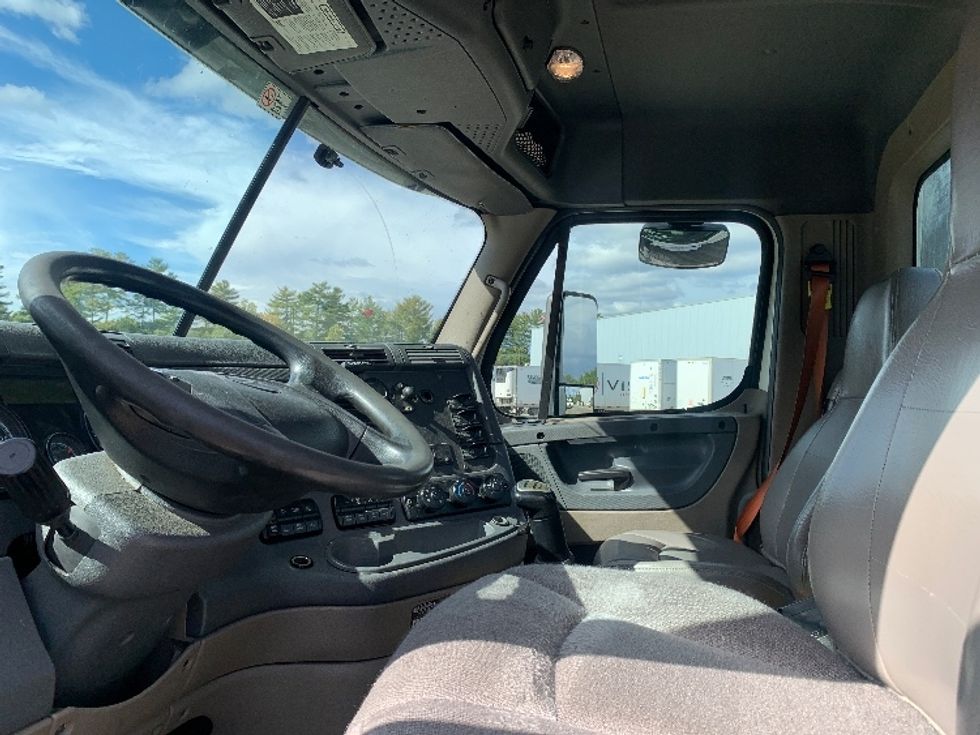 Day Cab Tractor-Heavy Duty Tractors-Freightliner-2019-Cascadia 12564ST-Franklin-MA-465,782\n\t\tmiles-$ 29,750 - Image 10
