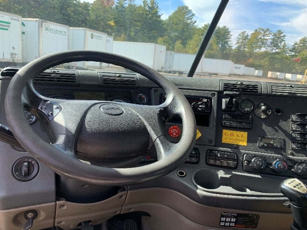 Day Cab Tractor-Heavy Duty Tractors-Freightliner-2019-Cascadia 12564ST-Franklin-MA-465,782\n\t\tmiles-$ 29,750 - Image 11