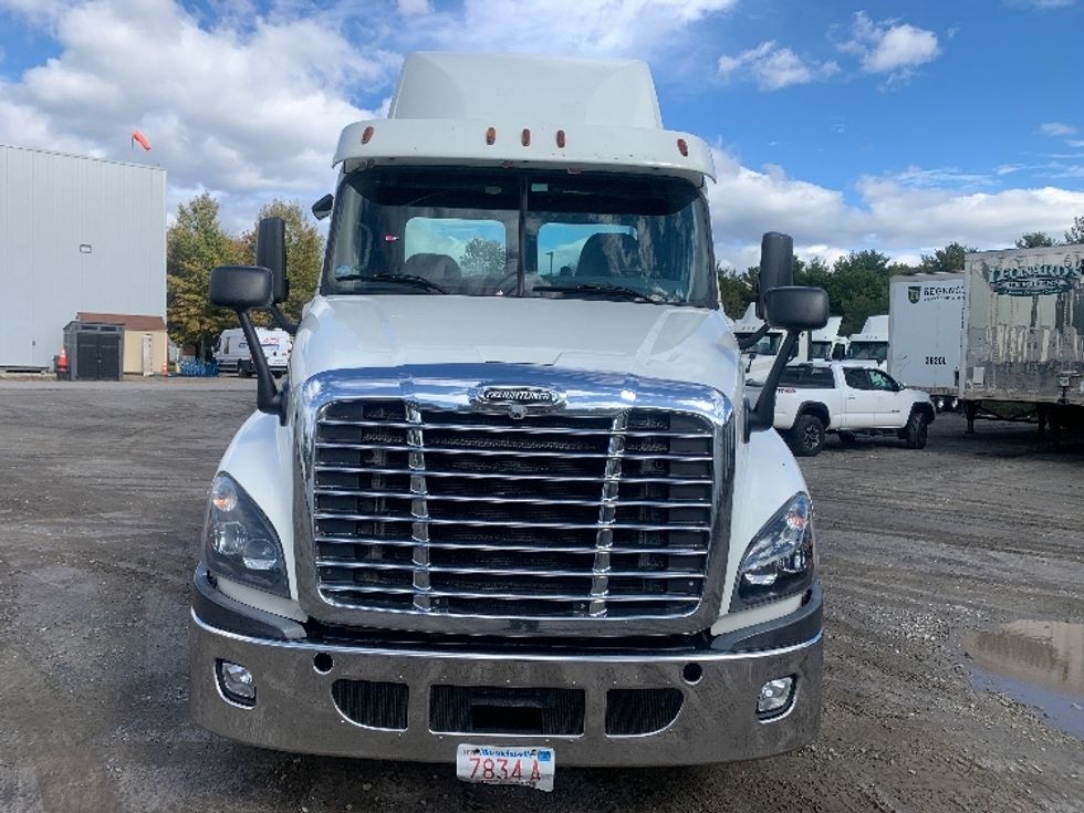 Day Cab Tractor-Heavy Duty Tractors-Freightliner-2019-Cascadia 12564ST-Franklin-MA-465,782\n\t\tmiles-$ 29,750 - Image 2
