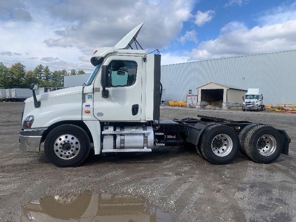 Day Cab Tractor-Heavy Duty Tractors-Freightliner-2019-Cascadia 12564ST-Franklin-MA-465,782\n\t\tmiles-$ 29,750 - Image 4