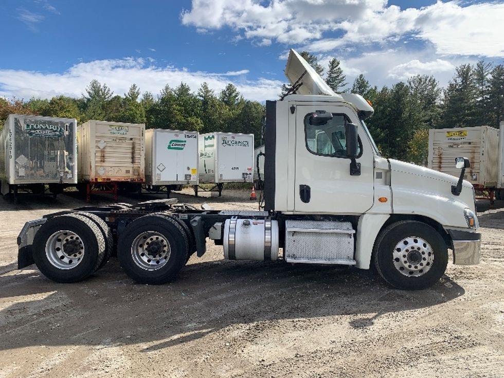 Day Cab Tractor-Heavy Duty Tractors-Freightliner-2019-Cascadia 12564ST-Franklin-MA-465,782\n\t\tmiles-$ 29,750 - Image 8