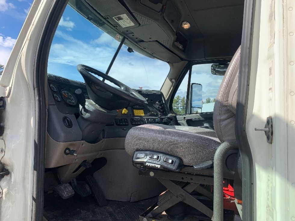 Day Cab Tractor-Heavy Duty Tractors-Freightliner-2019-Cascadia 12564ST-Franklin-MA-465,782\n\t\tmiles-$ 29,750 - Image 9