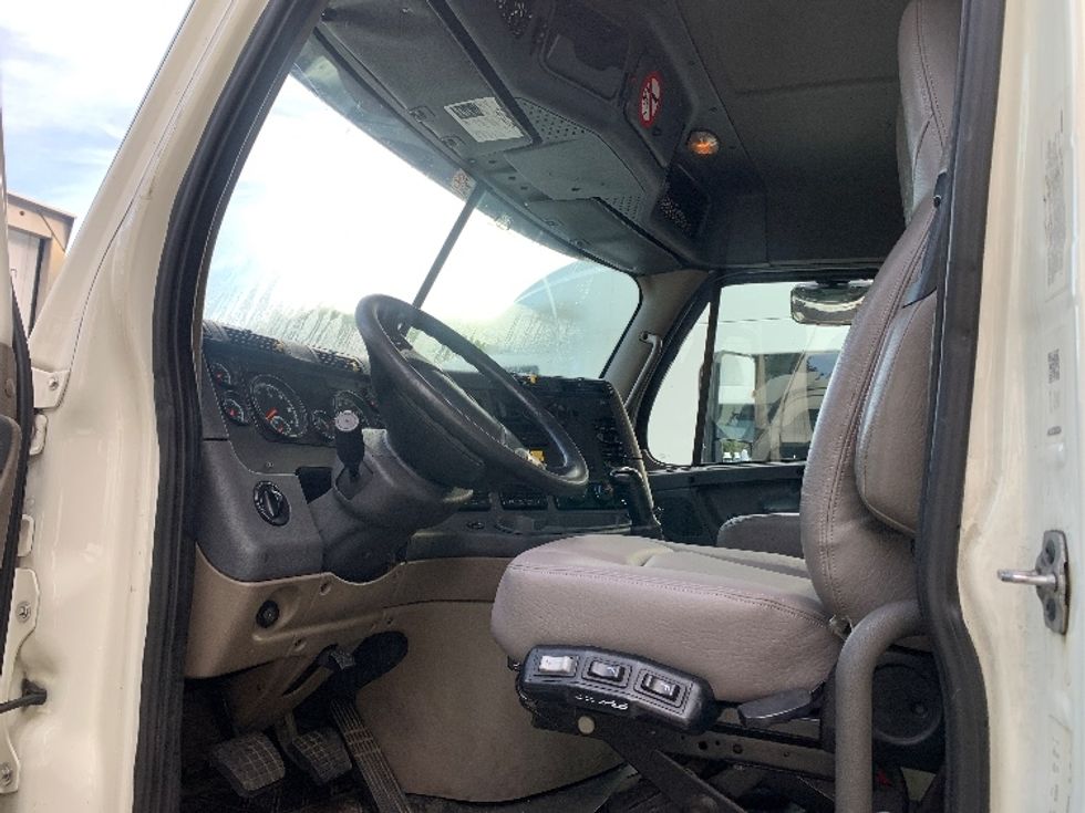 Day Cab Tractor-Heavy Duty Tractors-Freightliner-2019-Cascadia 12564ST-Franklin-MA-473,484\n\t\tmiles-$ 29,250 - Image 9