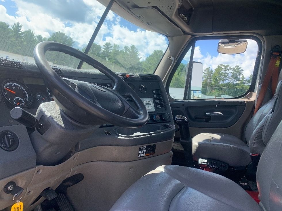Day Cab Tractor-Heavy Duty Tractors-Freightliner-2019-Cascadia 12564ST-Franklin-MA-475,497\n\t\tmiles-$ 23,750 - Image 10