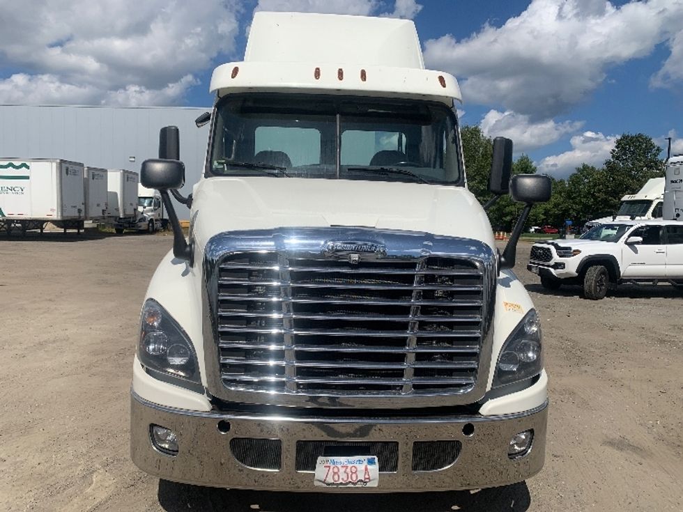 Day Cab Tractor-Heavy Duty Tractors-Freightliner-2019-Cascadia 12564ST-Franklin-MA-475,497\n\t\tmiles-$ 23,750 - Image 2