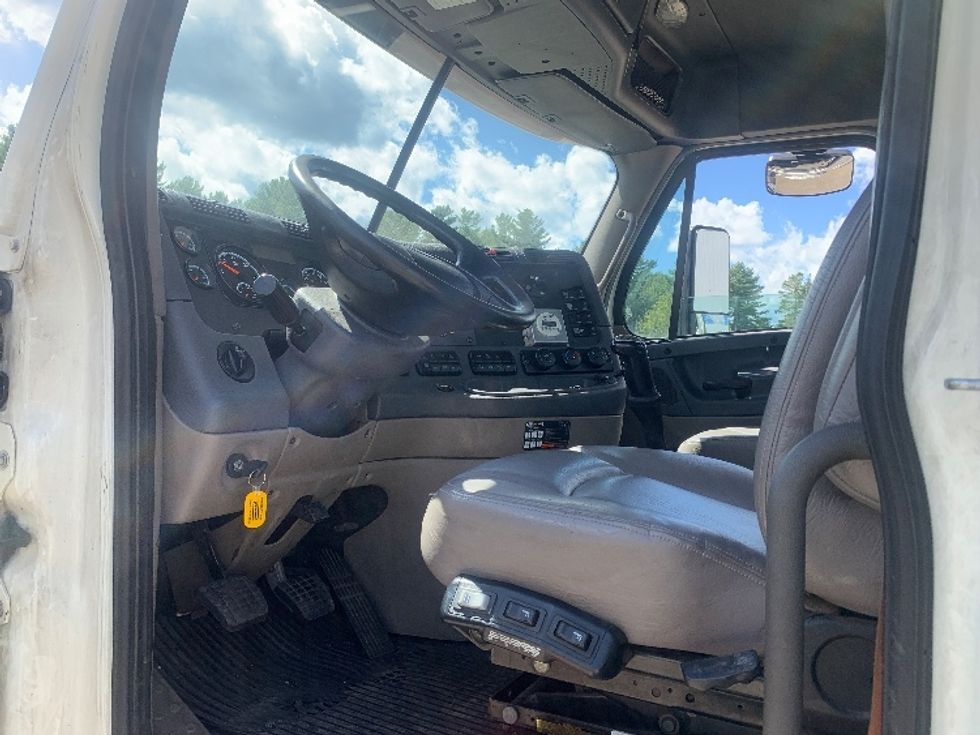Day Cab Tractor-Heavy Duty Tractors-Freightliner-2019-Cascadia 12564ST-Franklin-MA-475,497\n\t\tmiles-$ 23,750 - Image 9