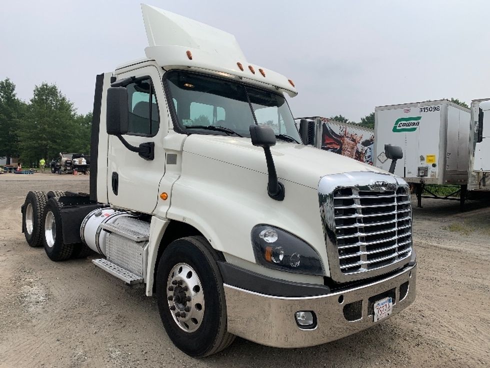 Day Cab Tractor-Heavy Duty Tractors-Freightliner-2019-Cascadia 12564ST-Franklin-MA-479,927\n\t\tmiles-$ 31,250 - Image 1