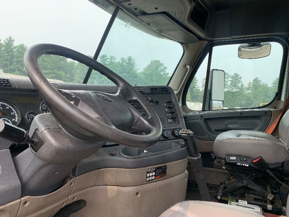 Day Cab Tractor-Heavy Duty Tractors-Freightliner-2019-Cascadia 12564ST-Franklin-MA-479,927\n\t\tmiles-$ 31,250 - Image 10