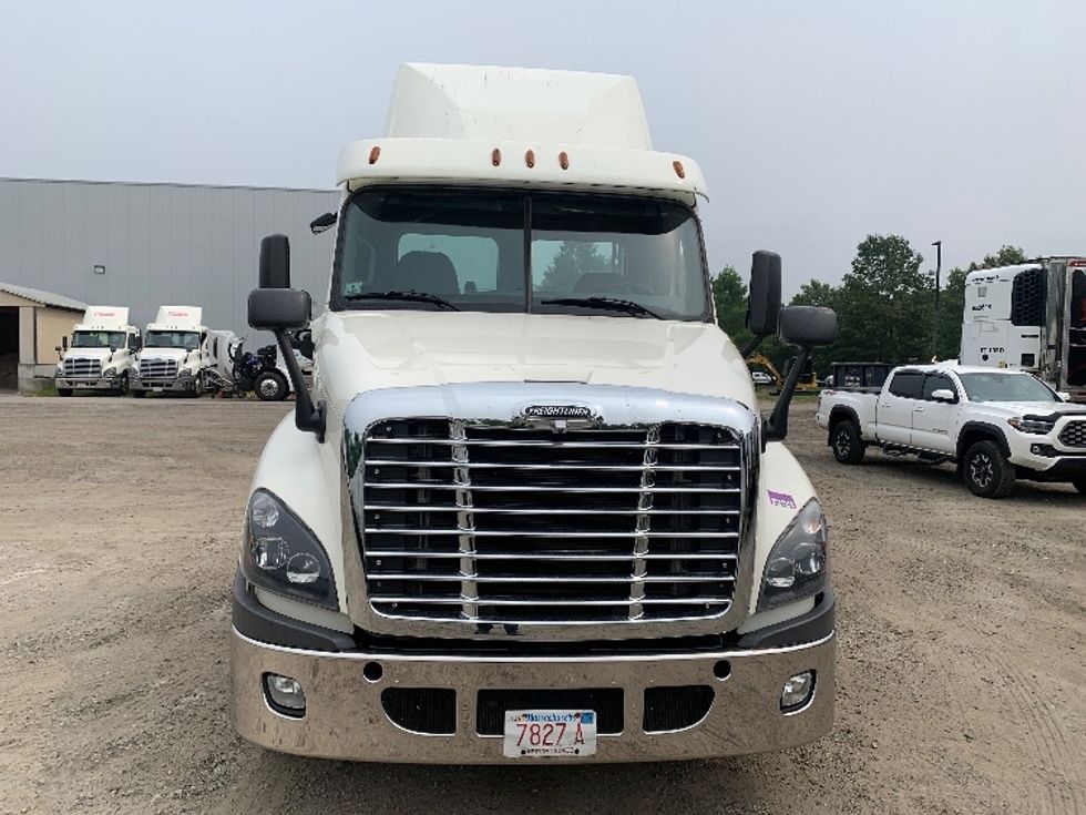 Day Cab Tractor-Heavy Duty Tractors-Freightliner-2019-Cascadia 12564ST-Franklin-MA-479,927\n\t\tmiles-$ 31,250 - Image 2