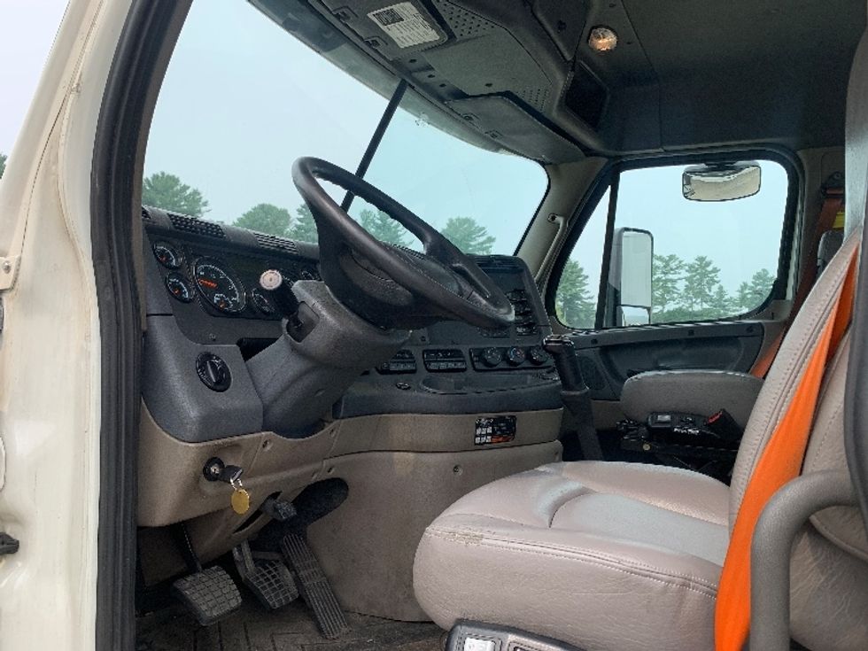 Day Cab Tractor-Heavy Duty Tractors-Freightliner-2019-Cascadia 12564ST-Franklin-MA-479,927\n\t\tmiles-$ 31,250 - Image 9