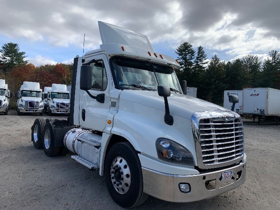 Day Cab Tractor-Heavy Duty Tractors-Freightliner-2019-Cascadia 12564ST-Franklin-MA-485,115\n\t\tmiles-$ 28,750 - Image 1