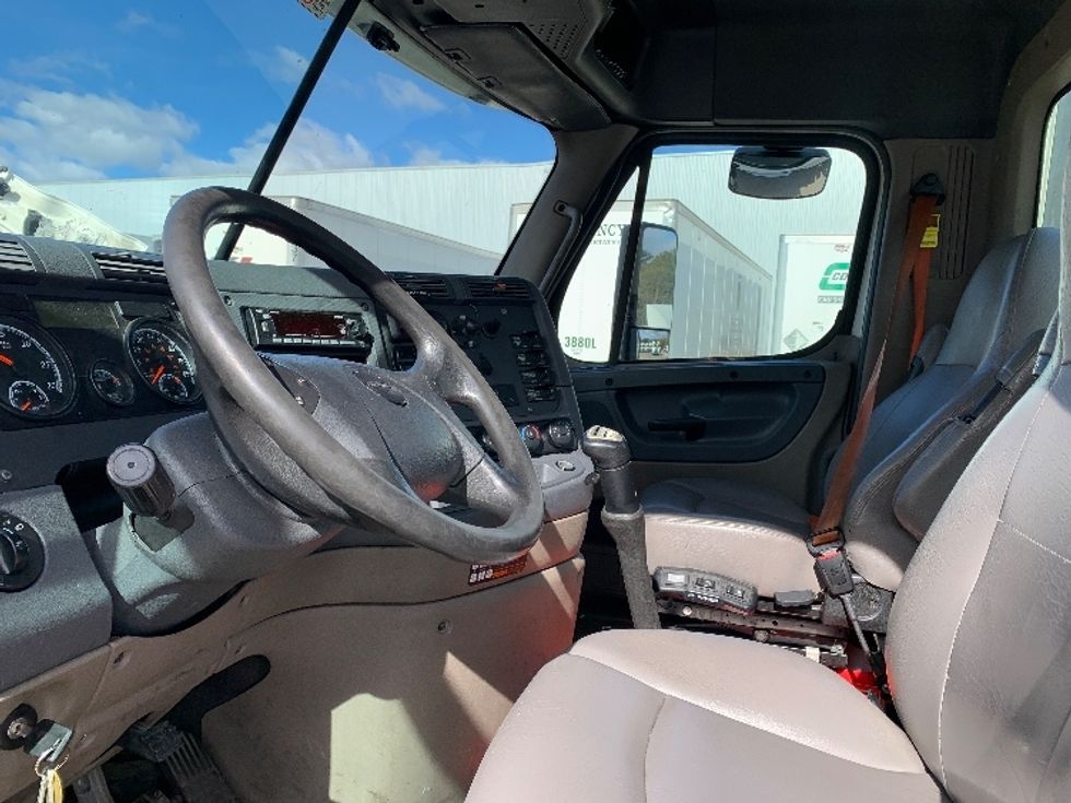 Day Cab Tractor-Heavy Duty Tractors-Freightliner-2019-Cascadia 12564ST-Franklin-MA-485,115\n\t\tmiles-$ 28,750 - Image 10