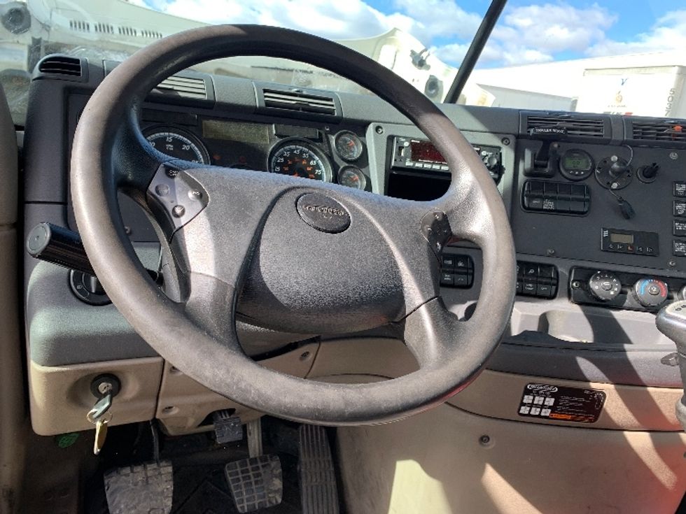 Day Cab Tractor-Heavy Duty Tractors-Freightliner-2019-Cascadia 12564ST-Franklin-MA-485,115\n\t\tmiles-$ 28,750 - Image 11