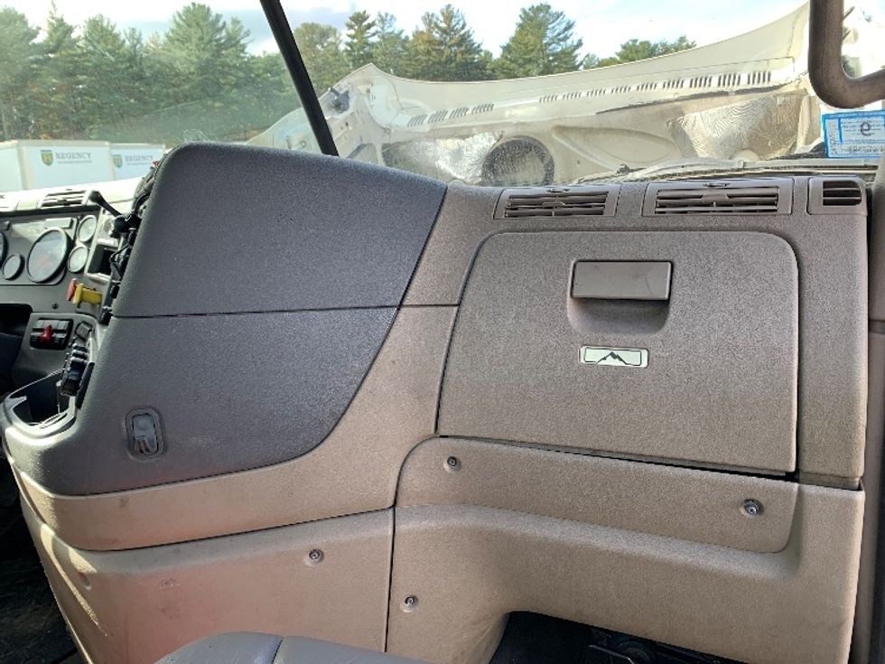 Day Cab Tractor-Heavy Duty Tractors-Freightliner-2019-Cascadia 12564ST-Franklin-MA-485,115\n\t\tmiles-$ 28,750 - Image 13