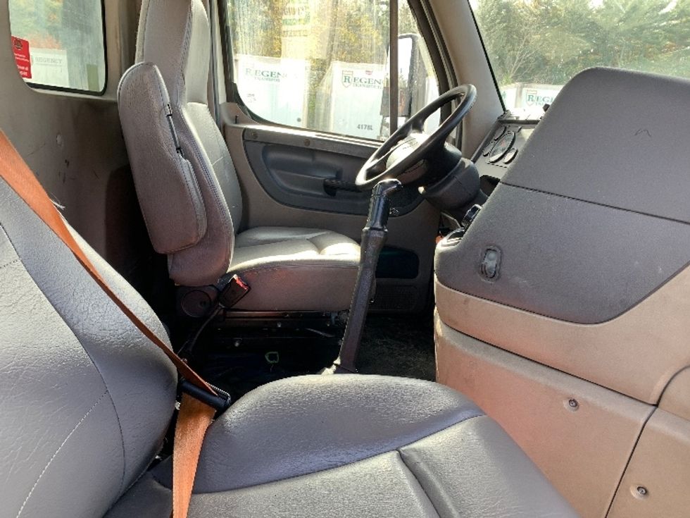 Day Cab Tractor-Heavy Duty Tractors-Freightliner-2019-Cascadia 12564ST-Franklin-MA-485,115\n\t\tmiles-$ 28,750 - Image 14