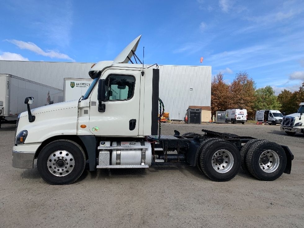 Day Cab Tractor-Heavy Duty Tractors-Freightliner-2019-Cascadia 12564ST-Franklin-MA-485,115\n\t\tmiles-$ 28,750 - Image 4