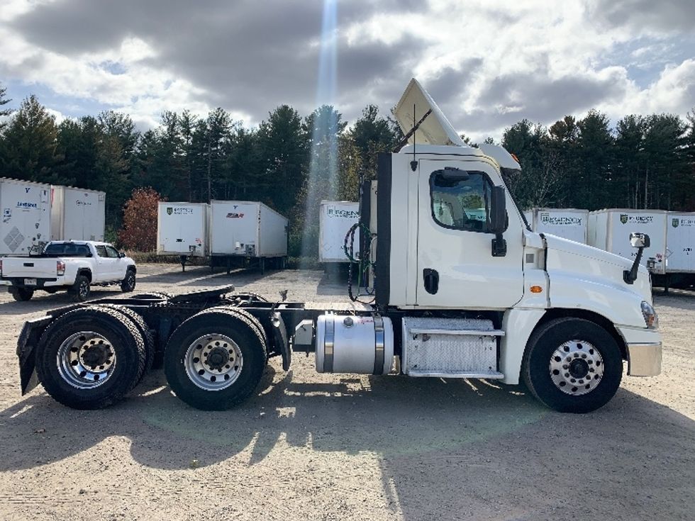 Day Cab Tractor-Heavy Duty Tractors-Freightliner-2019-Cascadia 12564ST-Franklin-MA-485,115\n\t\tmiles-$ 28,750 - Image 8