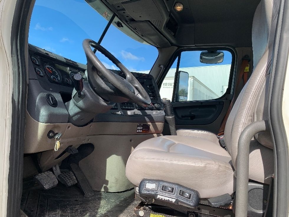 Day Cab Tractor-Heavy Duty Tractors-Freightliner-2019-Cascadia 12564ST-Franklin-MA-485,115\n\t\tmiles-$ 28,750 - Image 9