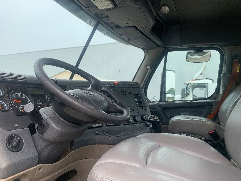 Day Cab Tractor-Heavy Duty Tractors-Freightliner-2019-Cascadia 12564ST-Franklin-MA-497,666\n\t\tmiles-$ 30,250 - Image 10