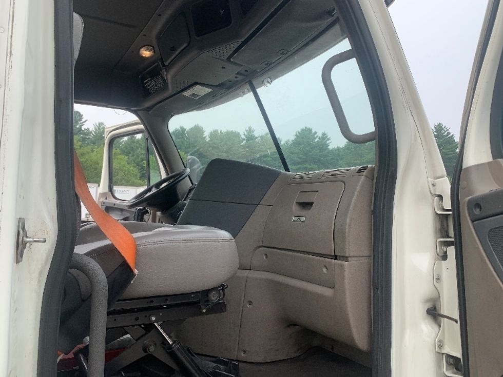 Day Cab Tractor-Heavy Duty Tractors-Freightliner-2019-Cascadia 12564ST-Franklin-MA-497,666\n\t\tmiles-$ 30,250 - Image 12