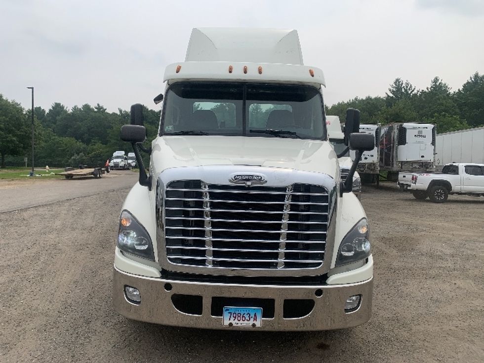 Day Cab Tractor-Heavy Duty Tractors-Freightliner-2019-Cascadia 12564ST-Franklin-MA-497,666\n\t\tmiles-$ 30,250 - Image 2