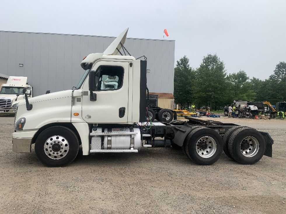 Day Cab Tractor-Heavy Duty Tractors-Freightliner-2019-Cascadia 12564ST-Franklin-MA-497,666\n\t\tmiles-$ 30,250 - Image 4
