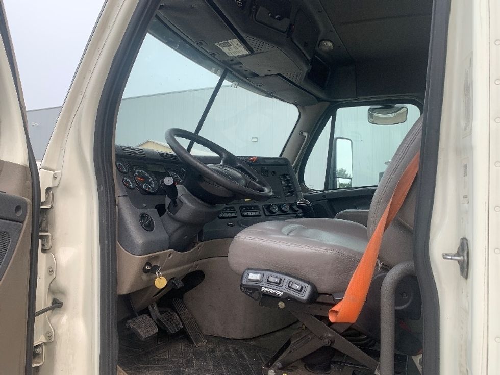 Day Cab Tractor-Heavy Duty Tractors-Freightliner-2019-Cascadia 12564ST-Franklin-MA-497,666\n\t\tmiles-$ 30,250 - Image 9