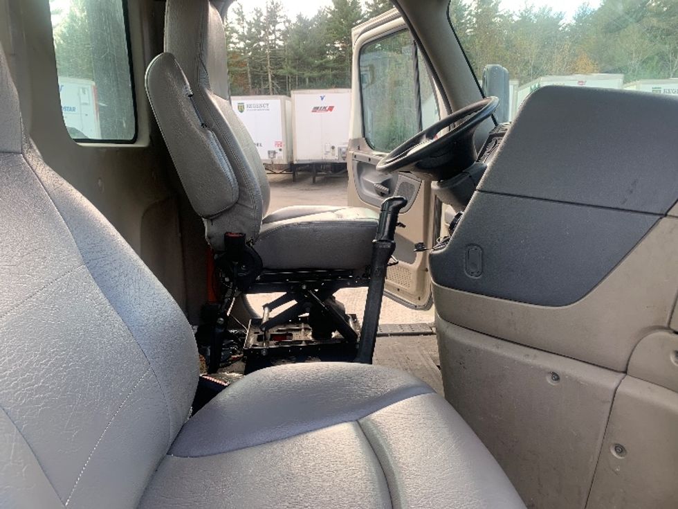 Day Cab Tractor-Heavy Duty Tractors-Freightliner-2019-Cascadia 12564ST-Franklin-MA-507,104\n\t\tmiles-$ 27,250 - Image 14