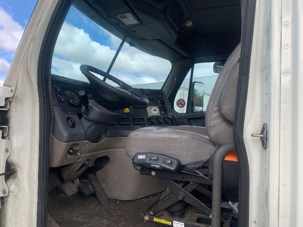 Day Cab Tractor-Heavy Duty Tractors-Freightliner-2019-Cascadia 12564ST-Franklin-MA-507,104\n\t\tmiles-$ 27,250 - Image 9