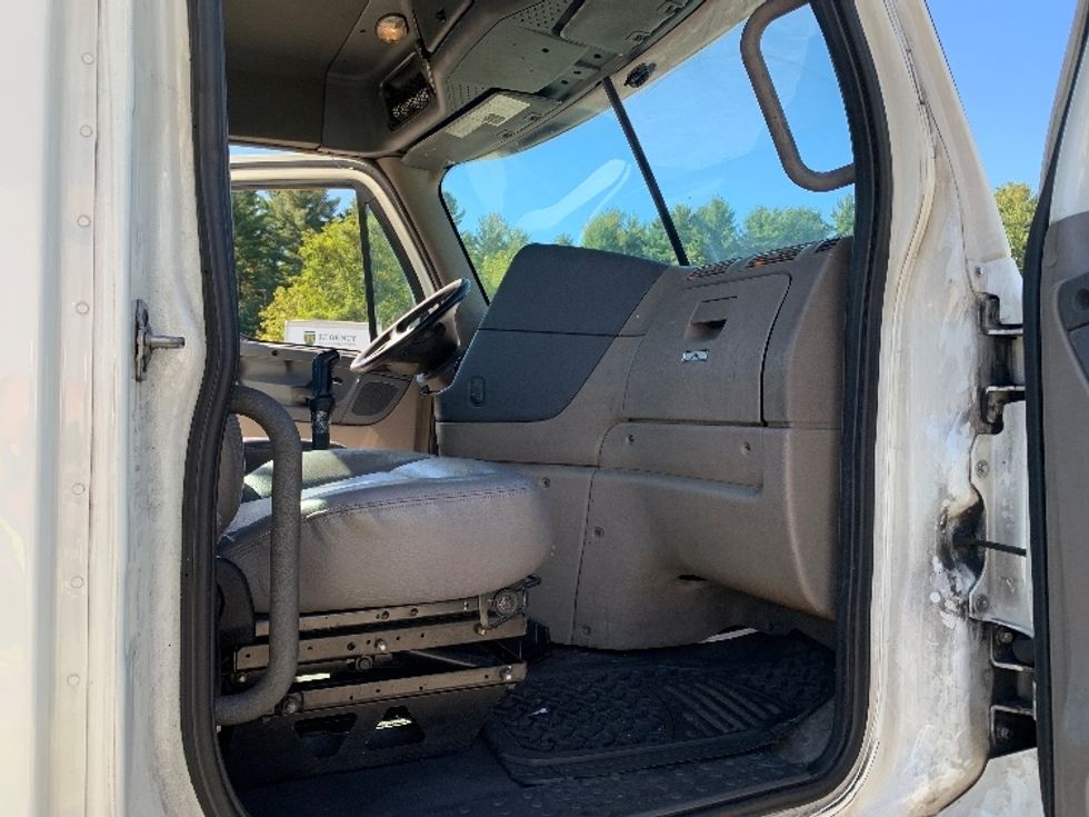 Day Cab Tractor-Heavy Duty Tractors-Freightliner-2019-Cascadia 12564ST-Franklin-MA-507,323\n\t\tmiles-$ 27,250 - Image 10