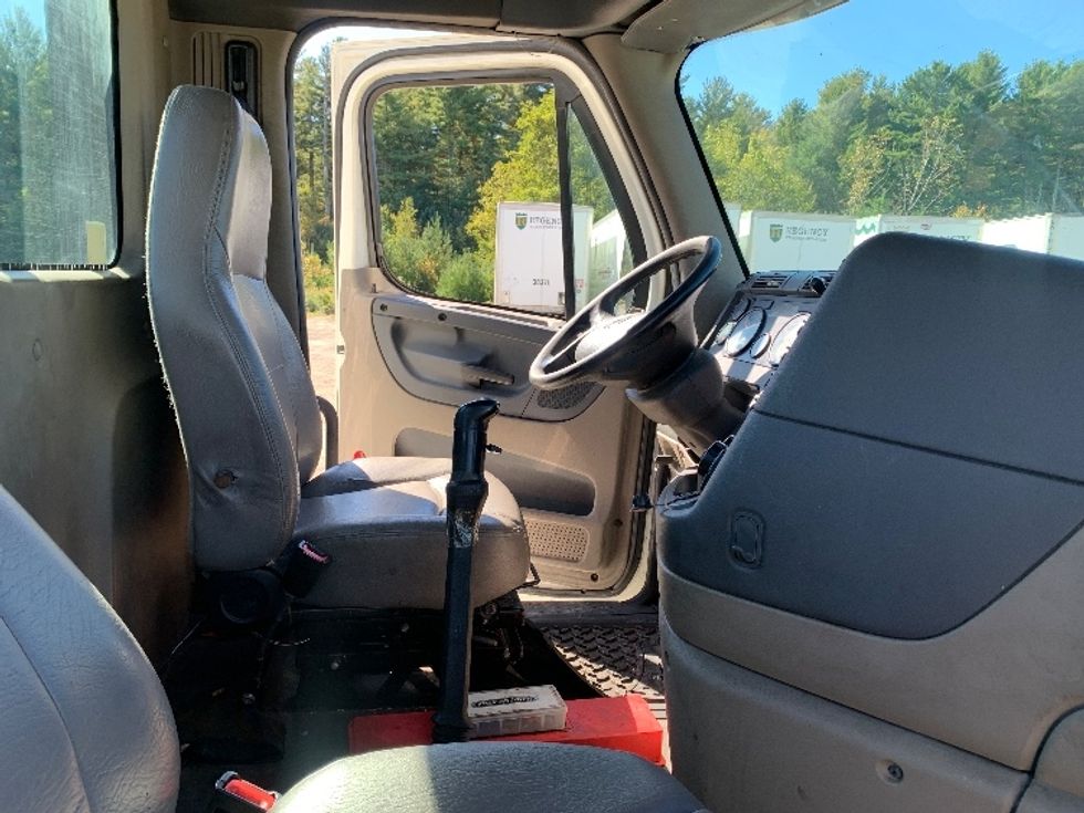 Day Cab Tractor-Heavy Duty Tractors-Freightliner-2019-Cascadia 12564ST-Franklin-MA-507,323\n\t\tmiles-$ 27,250 - Image 12