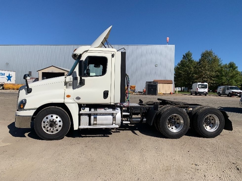 Day Cab Tractor-Heavy Duty Tractors-Freightliner-2019-Cascadia 12564ST-Franklin-MA-507,323\n\t\tmiles-$ 27,250 - Image 15