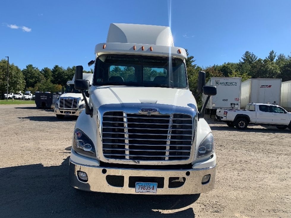 Day Cab Tractor-Heavy Duty Tractors-Freightliner-2019-Cascadia 12564ST-Franklin-MA-507,323\n\t\tmiles-$ 27,250 - Image 2