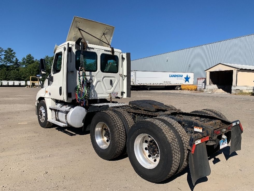 Day Cab Tractor-Heavy Duty Tractors-Freightliner-2019-Cascadia 12564ST-Franklin-MA-507,323\n\t\tmiles-$ 27,250 - Image 3