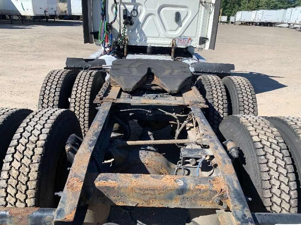 Day Cab Tractor-Heavy Duty Tractors-Freightliner-2019-Cascadia 12564ST-Franklin-MA-507,323\n\t\tmiles-$ 27,250 - Image 4