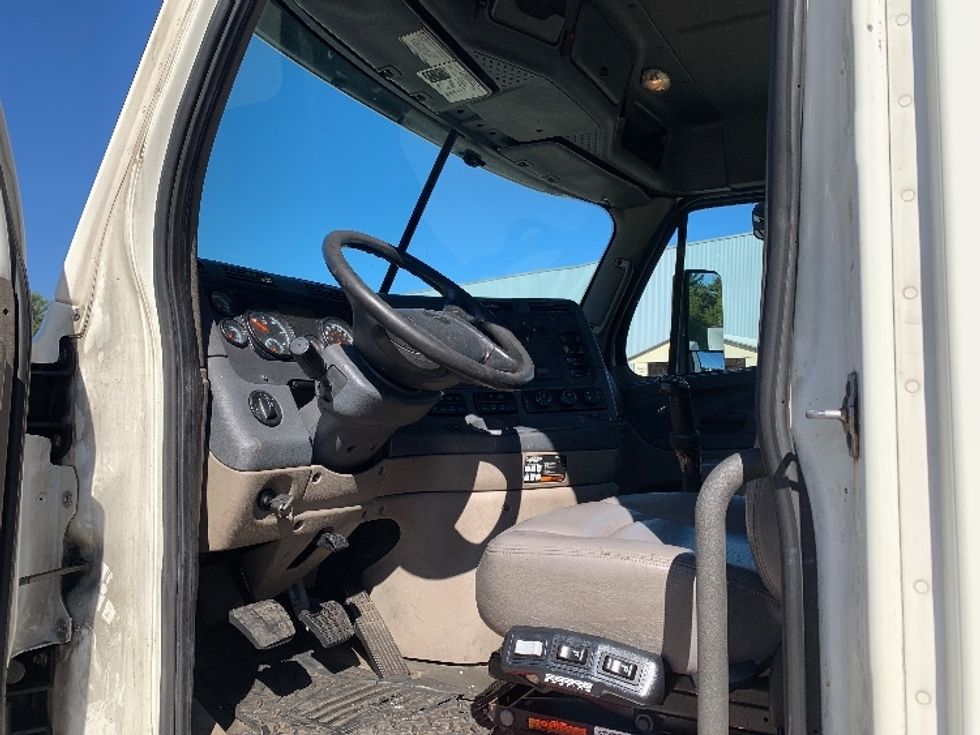 Day Cab Tractor-Heavy Duty Tractors-Freightliner-2019-Cascadia 12564ST-Franklin-MA-507,323\n\t\tmiles-$ 27,250 - Image 7