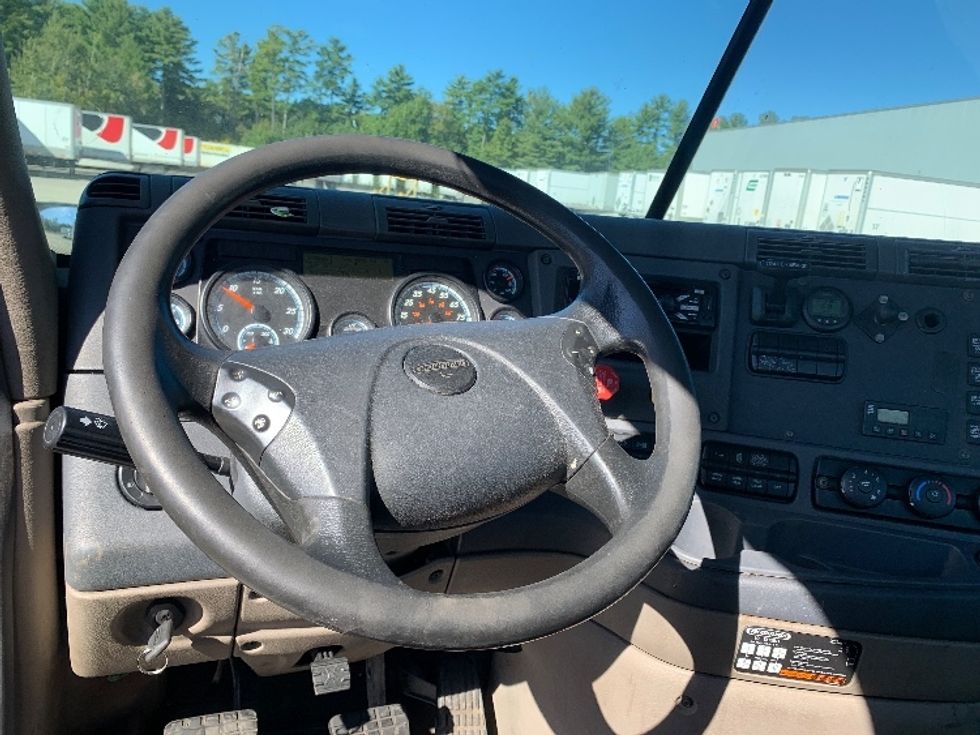 Day Cab Tractor-Heavy Duty Tractors-Freightliner-2019-Cascadia 12564ST-Franklin-MA-507,323\n\t\tmiles-$ 27,250 - Image 9