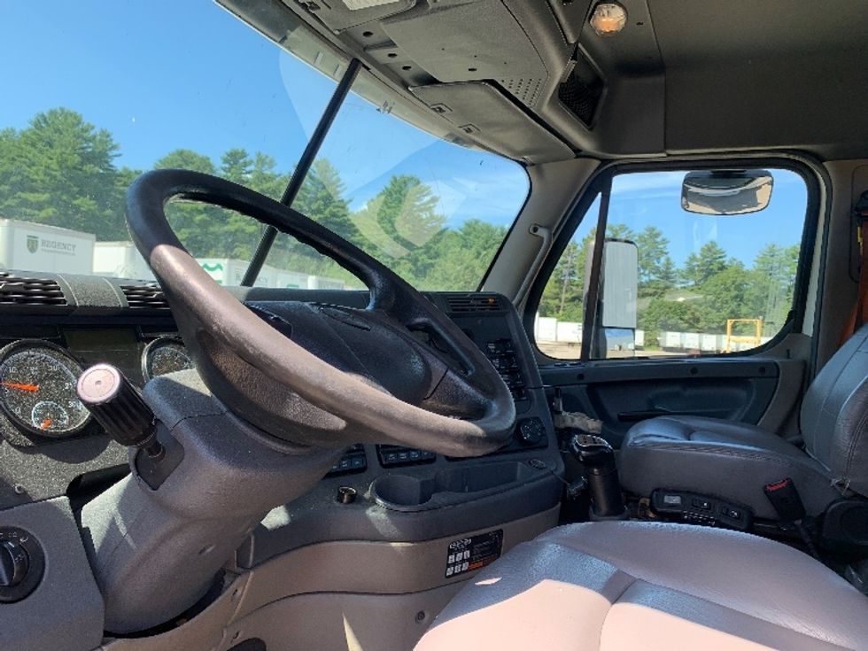 Day Cab Tractor-Heavy Duty Tractors-Freightliner-2019-Cascadia 12564ST-Franklin-MA-518,493\n\t\tmiles-$ 28,500 - Image 10