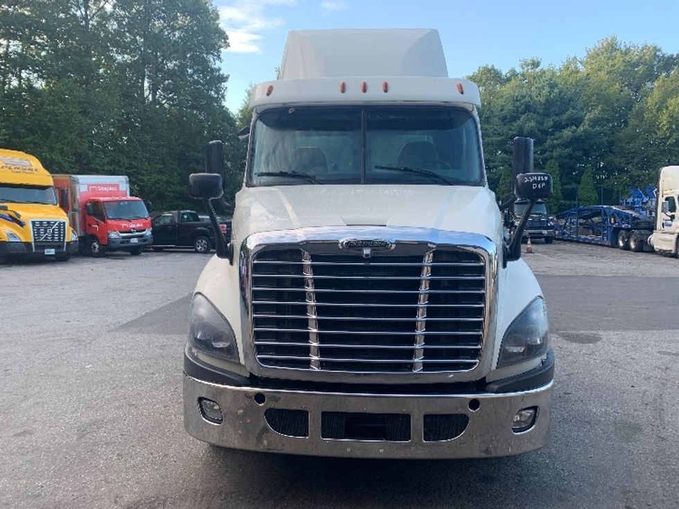 Day Cab Tractor-Heavy Duty Tractors-Freightliner-2019-Cascadia 12564ST-Franklin-MA-518,493\n\t\tmiles-$ 28,500 - Image 2