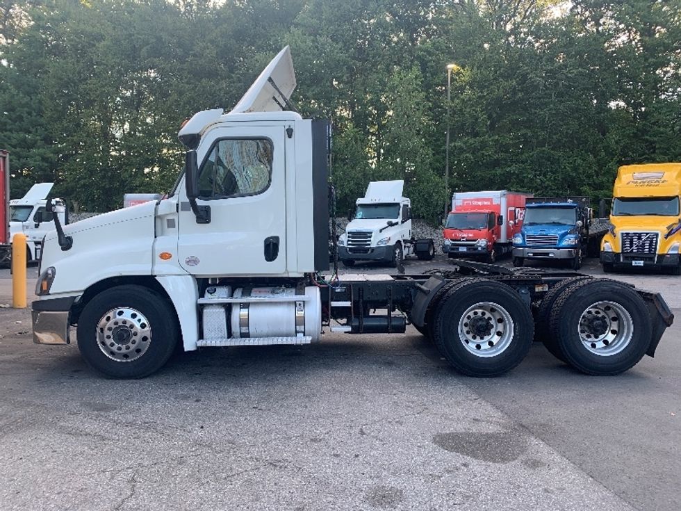 Day Cab Tractor-Heavy Duty Tractors-Freightliner-2019-Cascadia 12564ST-Franklin-MA-518,493\n\t\tmiles-$ 28,500 - Image 4