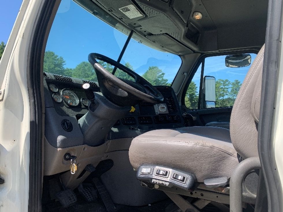 Day Cab Tractor-Heavy Duty Tractors-Freightliner-2019-Cascadia 12564ST-Franklin-MA-518,493\n\t\tmiles-$ 28,500 - Image 9
