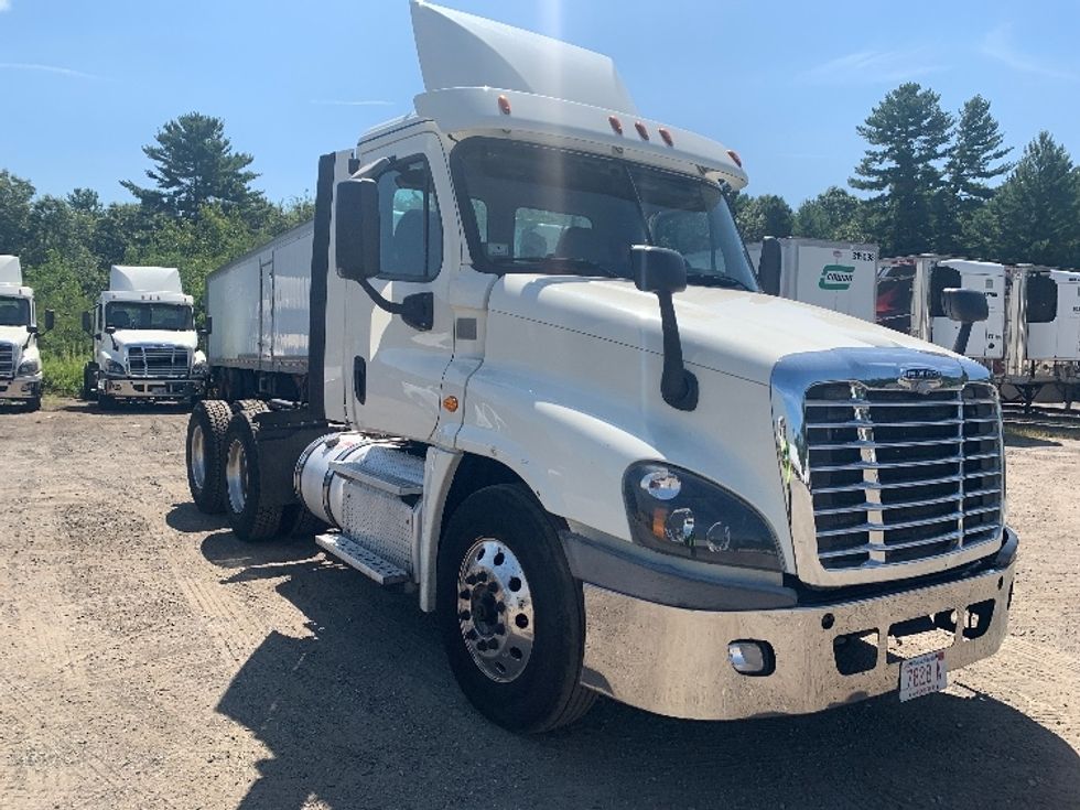 Day Cab Tractor-Heavy Duty Tractors-Freightliner-2019-Cascadia 12564ST-Franklin-MA-519,774\n\t\tmiles-$ 28,500 - Image 1