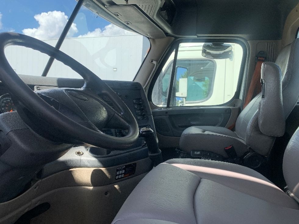 Day Cab Tractor-Heavy Duty Tractors-Freightliner-2019-Cascadia 12564ST-Franklin-MA-519,774\n\t\tmiles-$ 28,500 - Image 10
