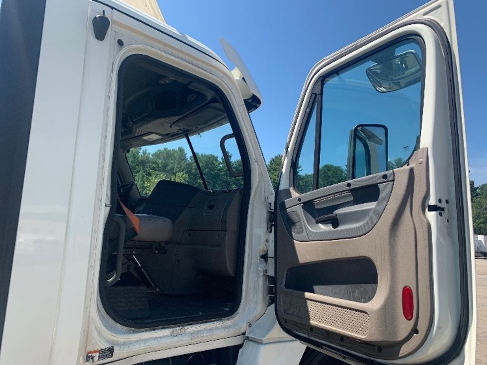 Day Cab Tractor-Heavy Duty Tractors-Freightliner-2019-Cascadia 12564ST-Franklin-MA-519,774\n\t\tmiles-$ 28,500 - Image 12