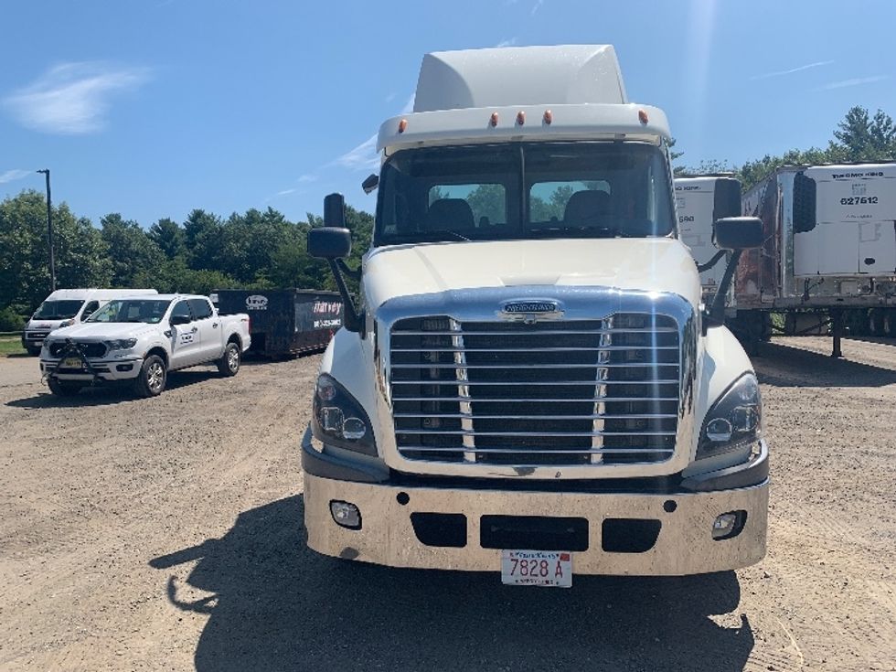 Day Cab Tractor-Heavy Duty Tractors-Freightliner-2019-Cascadia 12564ST-Franklin-MA-519,774\n\t\tmiles-$ 28,500 - Image 2