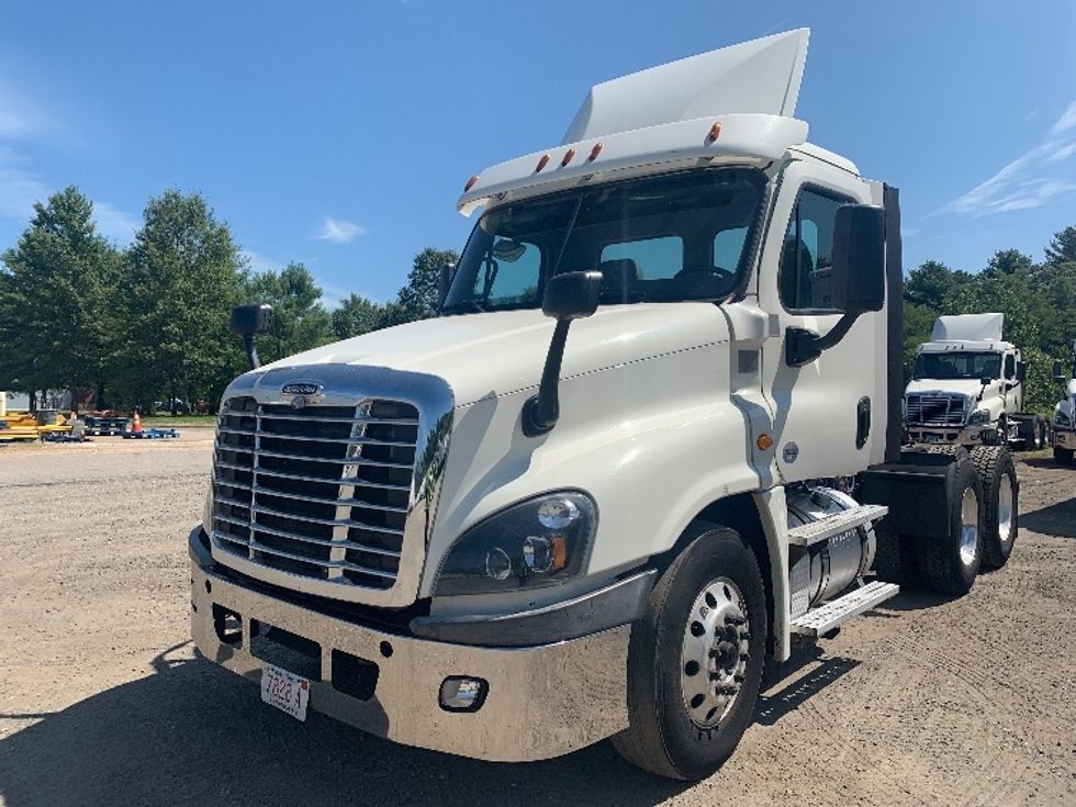Day Cab Tractor-Heavy Duty Tractors-Freightliner-2019-Cascadia 12564ST-Franklin-MA-519,774\n\t\tmiles-$ 28,500 - Image 3