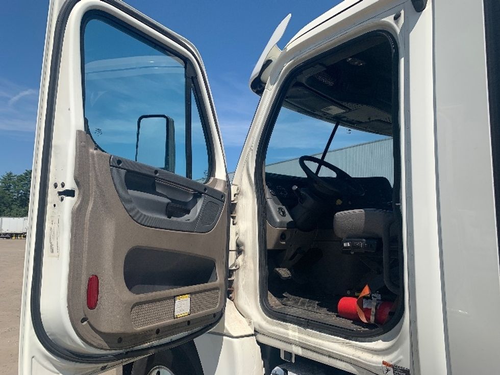 Day Cab Tractor-Heavy Duty Tractors-Freightliner-2019-Cascadia 12564ST-Franklin-MA-519,774\n\t\tmiles-$ 28,500 - Image 9
